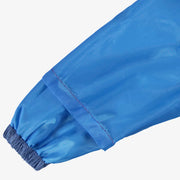 Intérieur de la manche du manteau coupe-vent bleu à motif damier, enfant