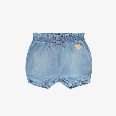 Short bleu en denim léger et broderie anglaise, naissance 