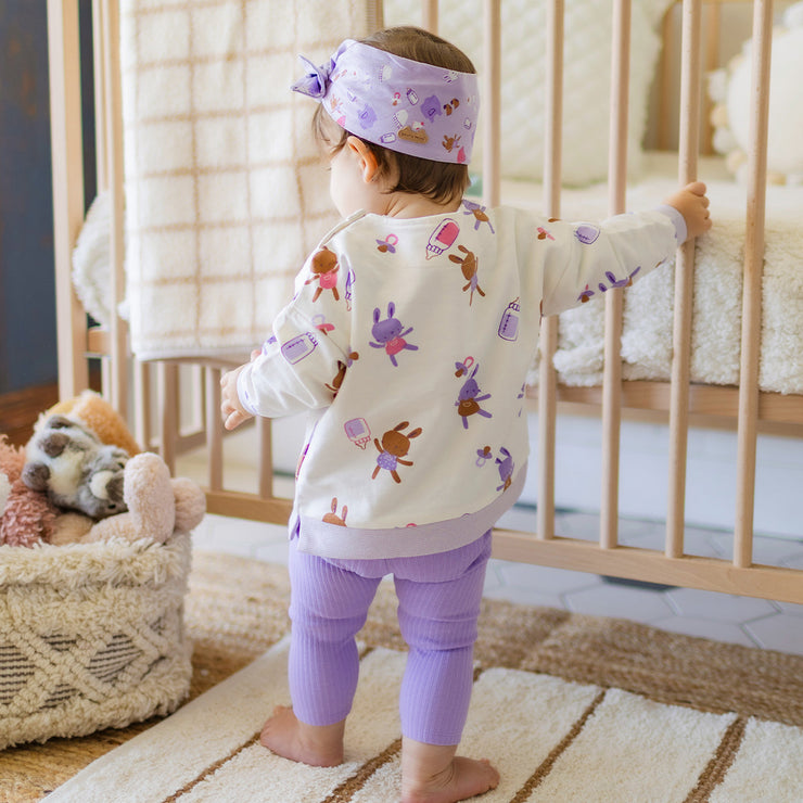 Photo d'un enfant portant le chandail crème à motifs, naissance