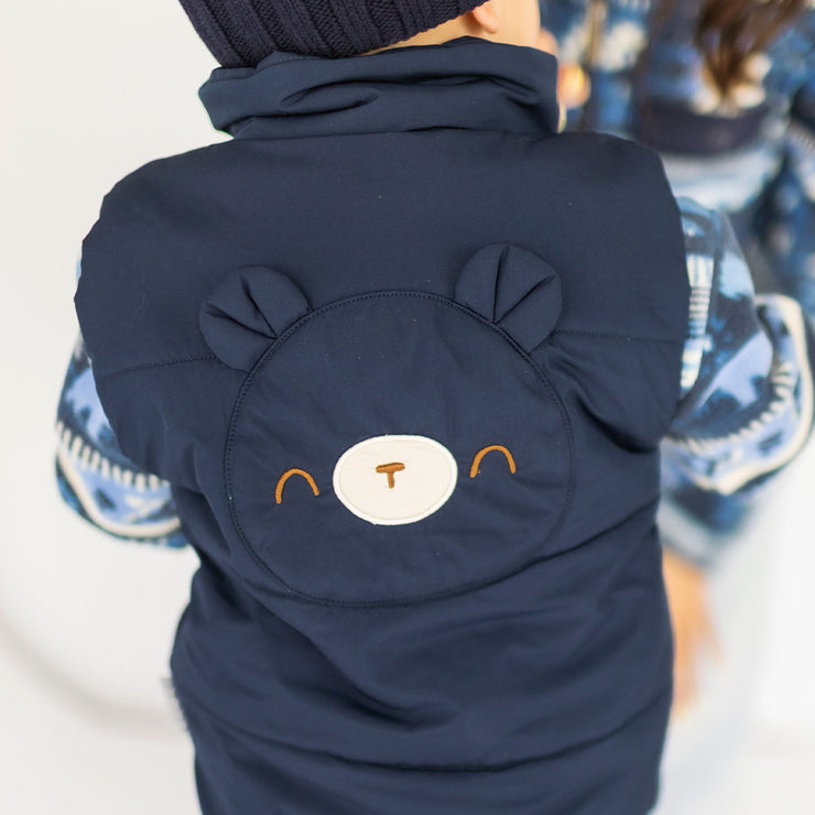 Photo de dos d'un bébé portant la veste doudoune sans manches bleu marine, bébé
