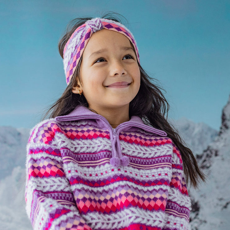 Photo d'un enfant portant le chandail mauve en tricot avec motifs, enfant