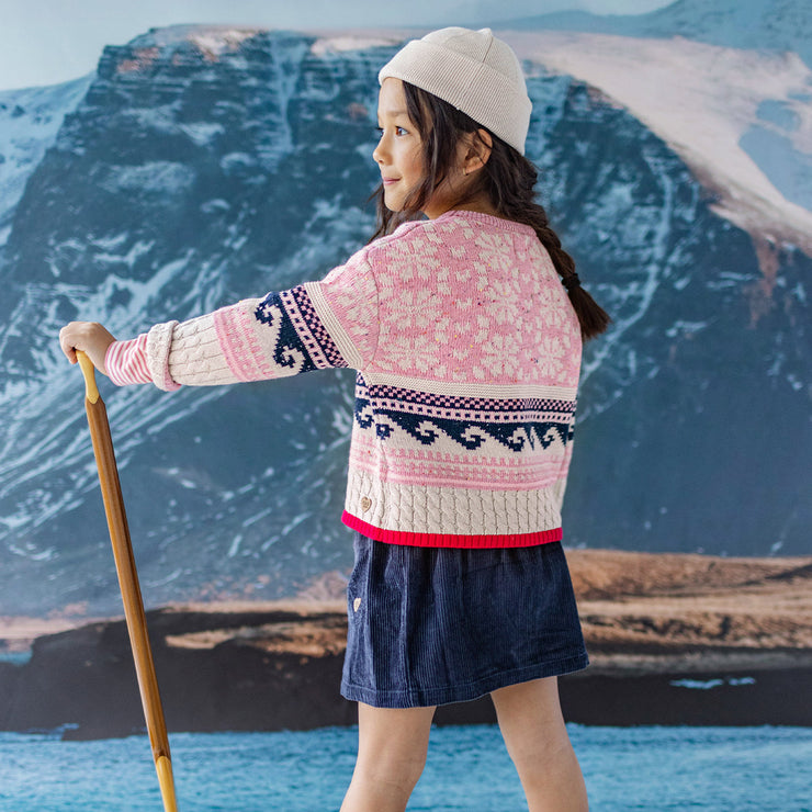 Photo d'un enfant portant le chandail rose en tricot, enfant
