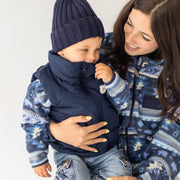 Photo d'un bébé portant la veste doudoune sans manches bleu marine, bébé