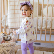 Photo d'un enfant portant le chandail crème à motifs, naissance