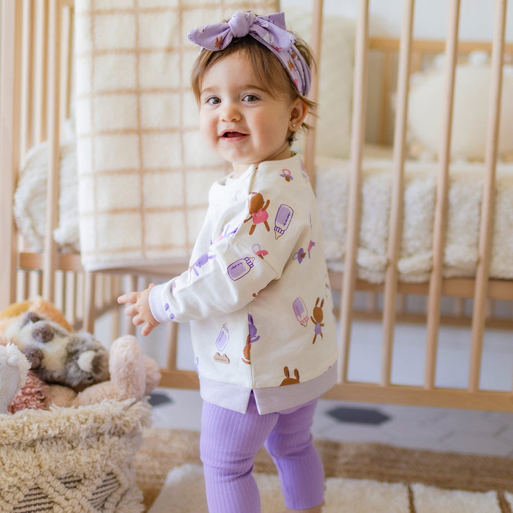 Photo d'un enfant portant le chandail crème à motifs, naissance