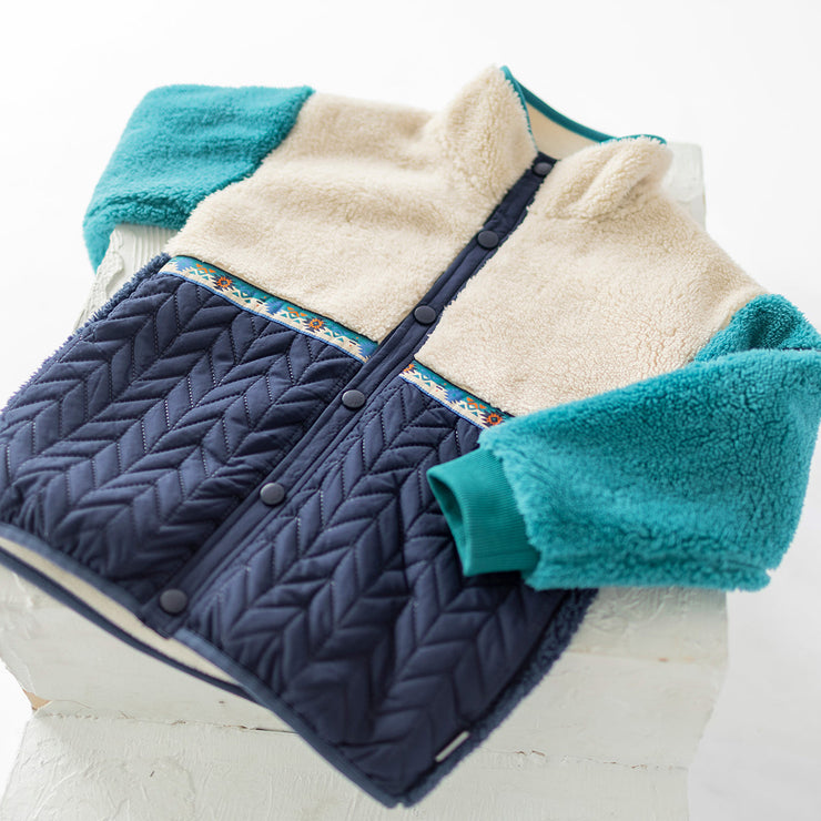 Présentation de la veste bleue en peluche, enfant
