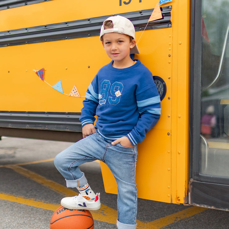Photo d'un enfant portant le jean bleu coupe régulière, enfant