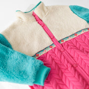 Présentation de la veste rose et turquoise en peluche, enfant