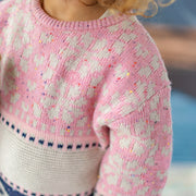 Zoom d'un enfant portant le chandail rose en tricot, bébé
