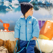 Photo d'un bébé portant la tuque bleu marine en tricot, bébé