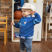 Photo d'un enfant portant le chandail bleu avec broderie, bébé