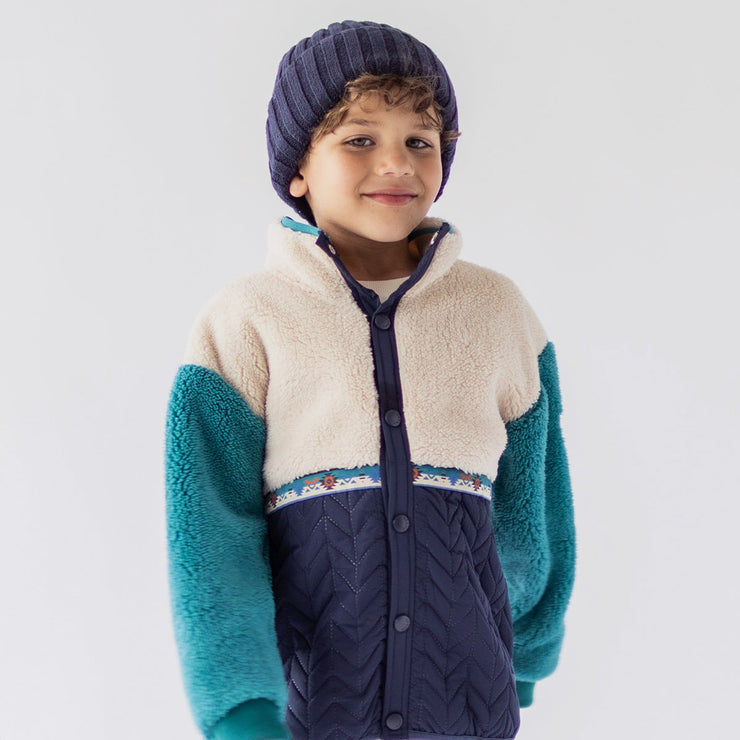 Photo d'un enfant portant la veste bleue en peluche, enfant