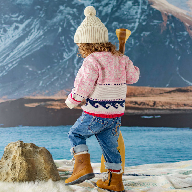 Photo de dos d'un enfant portant le chandail rose en tricot, bébé