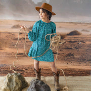Photo d'un enfant portant la robe turquoise à motif floral, enfant