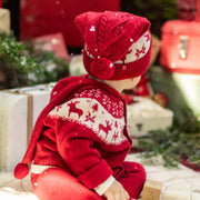 Photo d'un bébé de dos portant le bonnet rouge à motifs jacquard, naissance