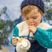 Photo d'un bébé portant le ne pièce bleu en peluche, bébé