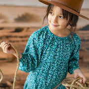 Photo d'un enfant portant la robe turquoise à motif floral, enfant