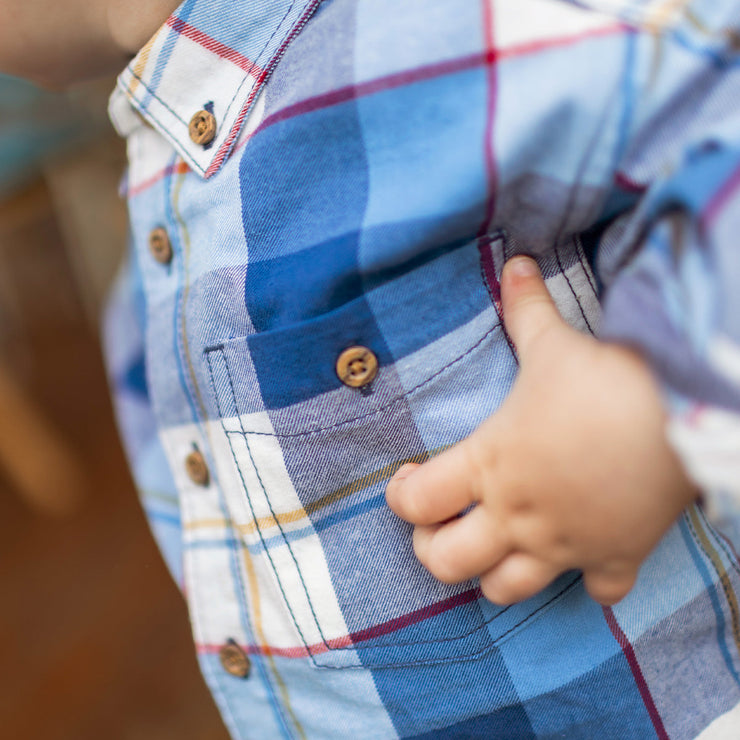 Zoom détails de la chemise bleue à carreaux, bébé