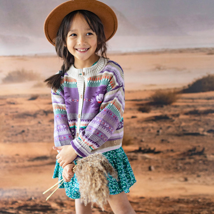 Photo d'un enfant portant le cardigan beige et mauve en tricot avec motifs, enfant