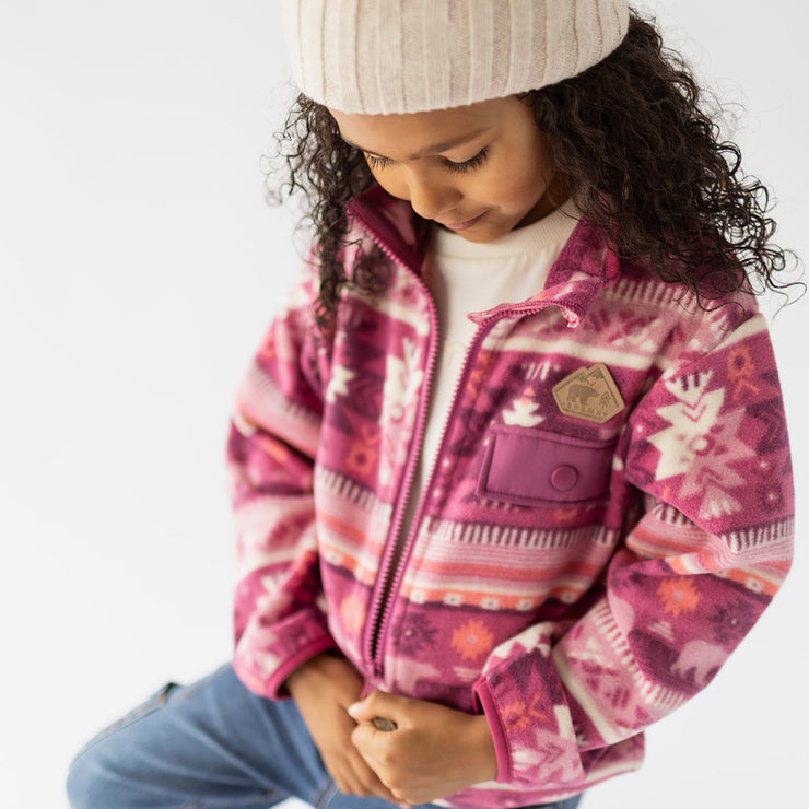 Photo d'un enfant portant la veste rose en polar avec motifs, enfant