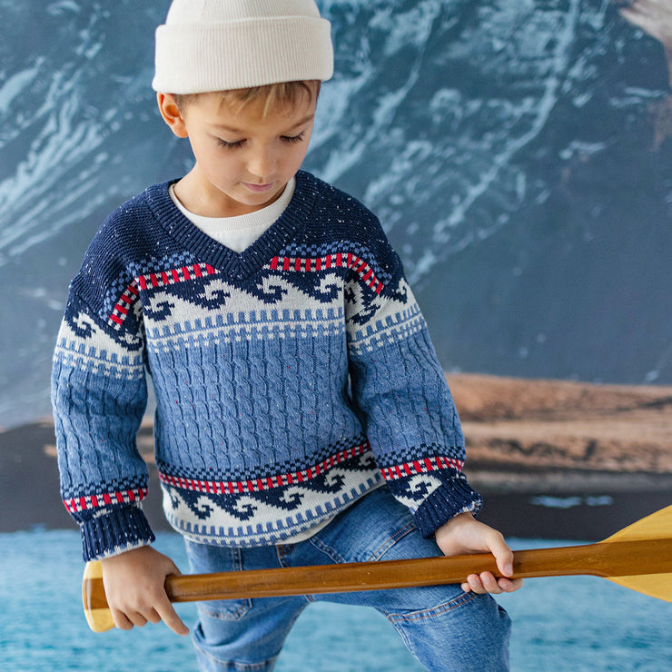 Photo d'un enfant portant le chandail bleu en tricot torsadé, enfant