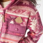 Zoom de la veste rose en polar avec motifs, enfant
