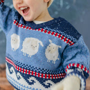 Photo d'un enfant portant le chandail bleu en tricot, bébé