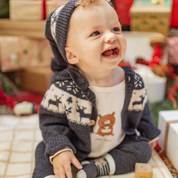 Photo d'un bébé portant le pantalon gris en tricot, naissance