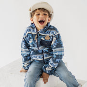 Photo d'un enfant portant la veste bleue en polar avec motifs, enfant