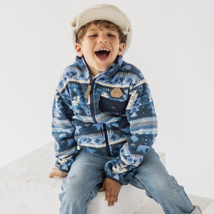 Photo d'un enfant portant la veste bleue en polar avec motifs, enfant