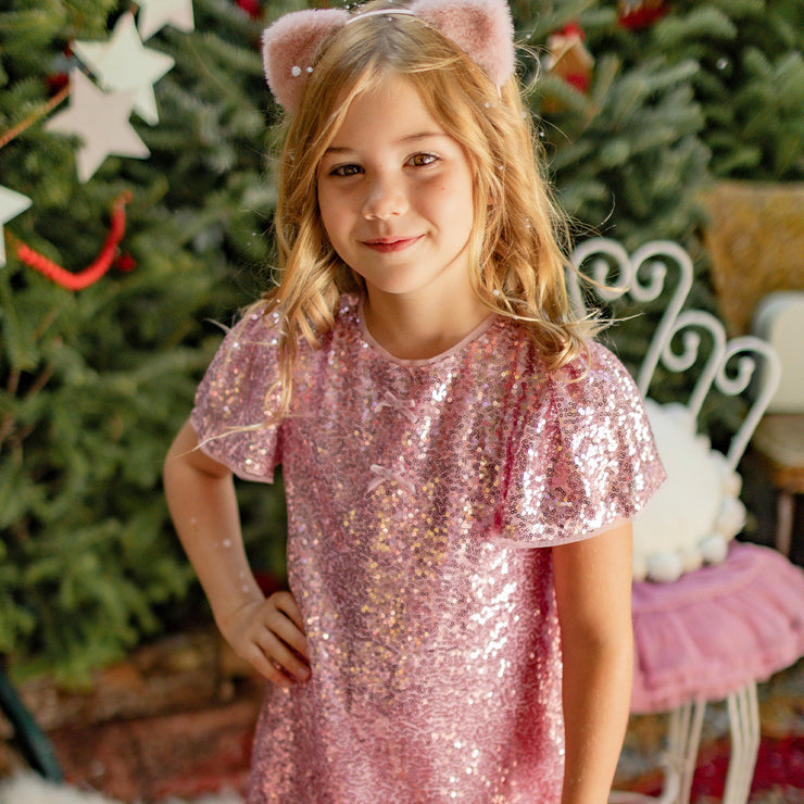 Photo d'un enfant portant la robe rose à paillettes, enfant