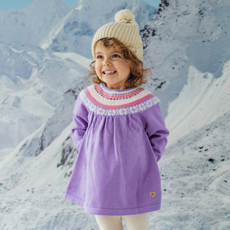Photo d'un enfant portant la robe mauve en tricot avec motifs, bébé
