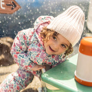Photo d'un bébé portant la tuque crème en tricot, bébé