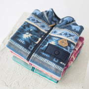 Présentation de la veste bleue en polar avec motifs, enfant