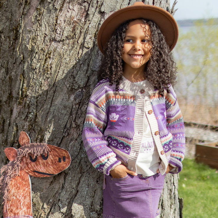 Photo d'un enfant portant le cardigan beige et mauve en tricot avec motifs, enfant