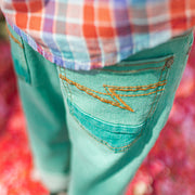 Photo d'un enfant portant le jean turquoise coupe régulière, enfant