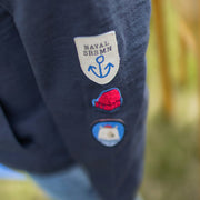 Zoom d'un enfant portant le chandail bleu marine avec zip 1/4, enfant