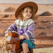 Photo d'un enfant portant le chandail beige et mauve en tricot, bébé