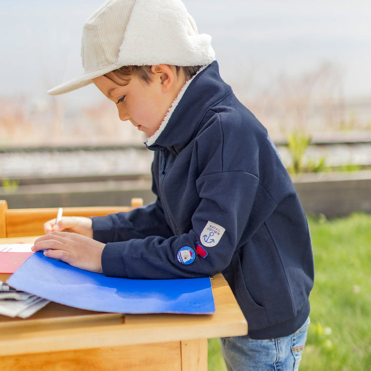 Photo d'un enfant portant le chandail bleu marine avec zip 1/4, enfant