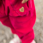 Zoom d'un enfant portant le pantalon rose en velours côtelé, bébé