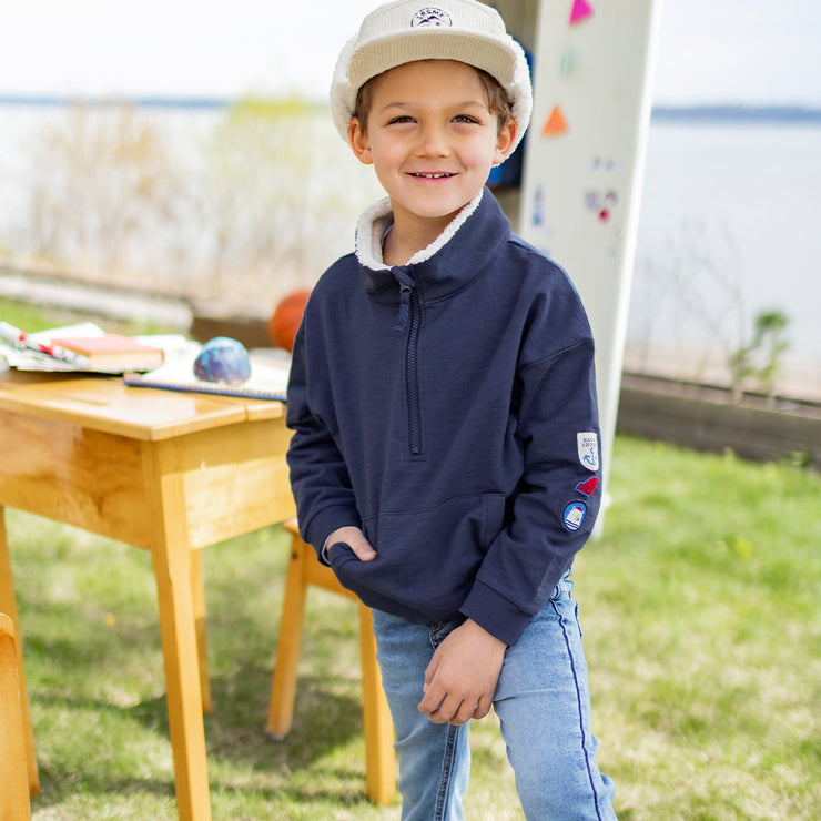 Photo d'un enfant portant le chandail bleu marine avec zip 1/4, enfant