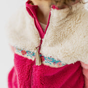 Zoom détail du une pièce rose en peluche, bébé