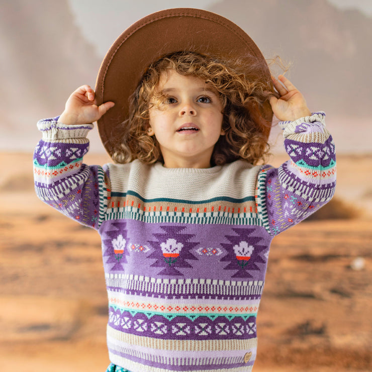 Photo d'un enfant portant le chandail beige et mauve en tricot, bébé