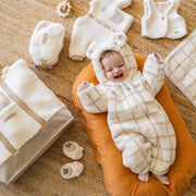 Photo d'un bébé portant le une pièce crème en sherpa, naissance