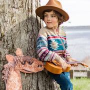 Photo d'un enfant portant la veste beige en tricot avec motifs, enfant