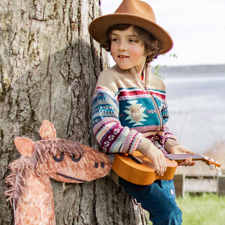 Photo d'un enfant portant la veste beige en tricot avec motifs, enfant