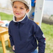 Photo d'un enfant portant le chandail bleu marine avec zip 1/4, enfant