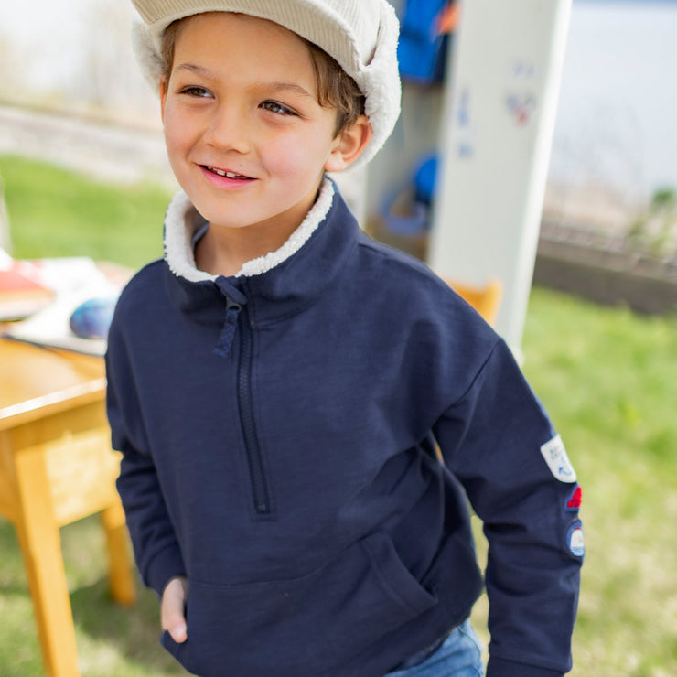 Photo d'un enfant portant le chandail bleu marine avec zip 1/4, enfant
