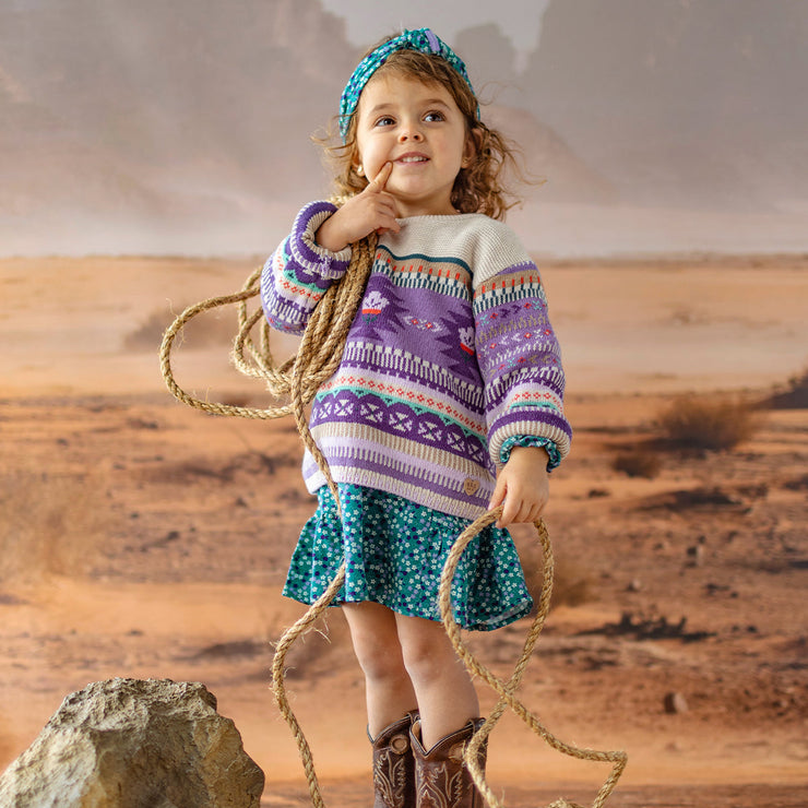 Photo d'un enfant portant le foulard turquoise à motif floral, enfant