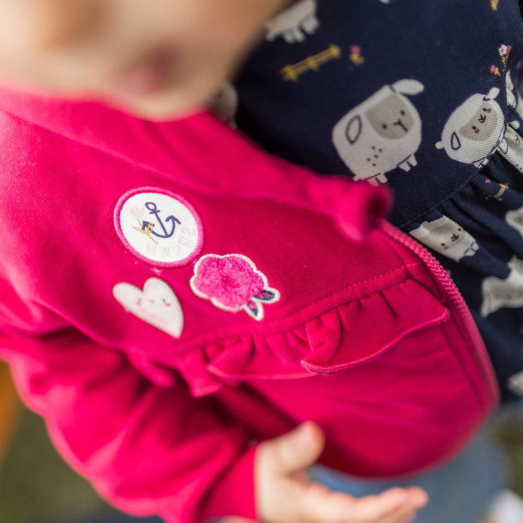 Photo d'un enfant portant la veste fuchsia à capuchon, bébé